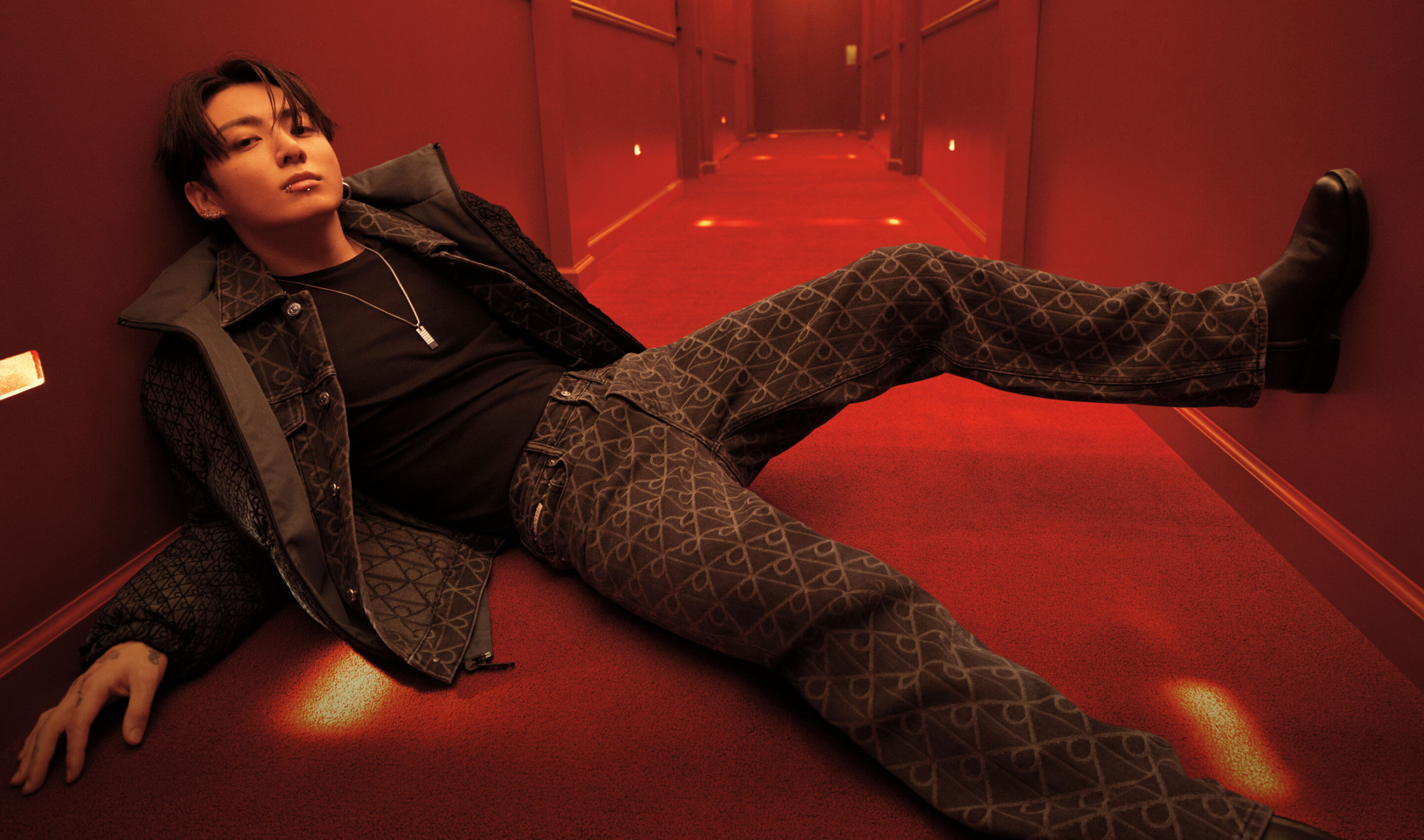 Calvin Klein featuring Jung Kook - 型格出眾，引領熱潮 隨性型格造型，魅力持續升溫。